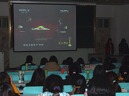 外国语学院组织学生观看感动中国2013颁奖晚会