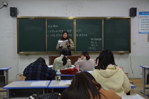 外国语学院顺利开展党员发展对象小组讨论会