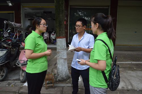 外国语学院组织开展党风建设进社区志愿宣传活动