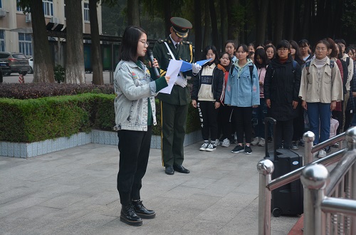 外国语学院组织学生参加升国旗仪式