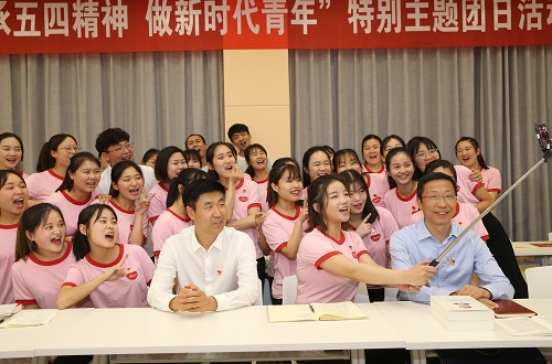 外国语学院2017级翻译1班团支部举行“传承五四精神 做新时代青年”特别主题团日活动