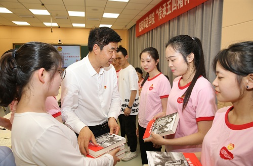 外国语学院2017级翻译1班团支部举行“传承五四精神 做新时代青年”特别主题团日活动