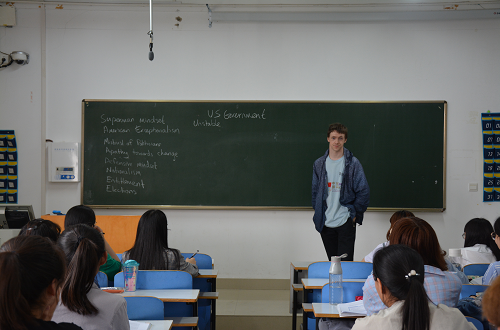 外国语学院成功举行外籍教师系列讲座 