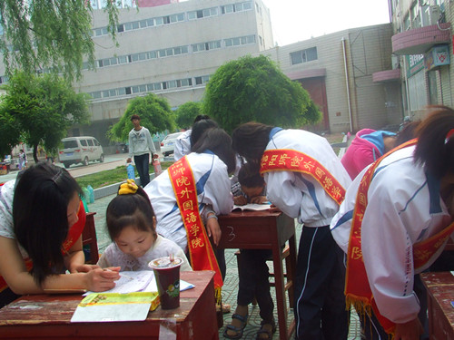 传承雷锋精神，爱心“五四”在行动------外国语学院举办特色活动庆祝五四青年节