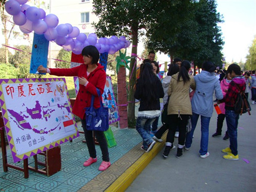 外国语学院举行“环球之旅”主题特色风情展喜迎女生月