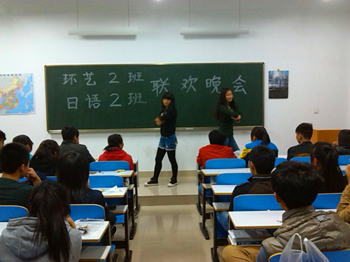 外国语学院各班女生月联谊会精彩纷呈