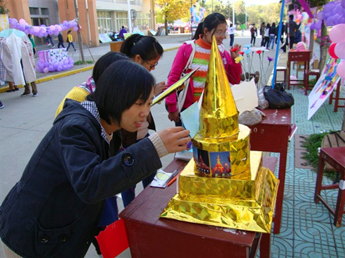 外国语学院举行“环球之旅”主题特色风情展喜迎女生月