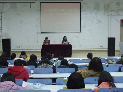 外国语学院多途径组织学生关注学习“两会”精神