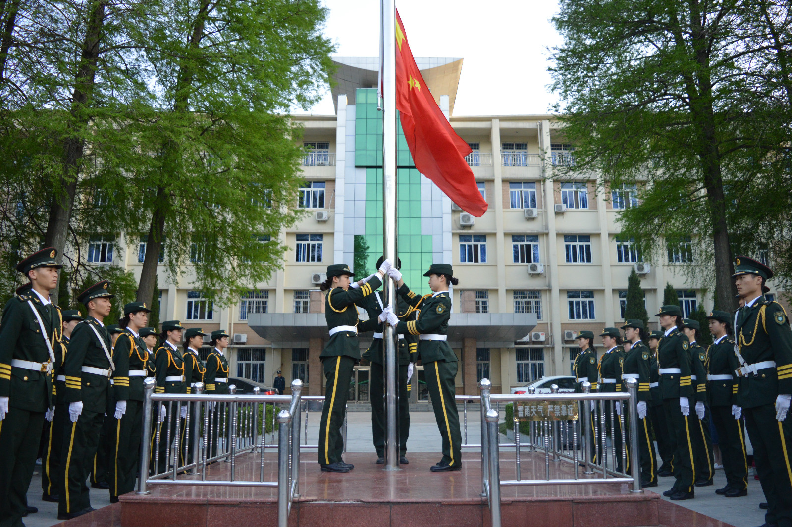 外国语学院组织学生参加升国旗仪式