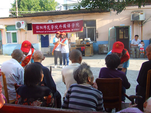 外国语学院举行重阳节“情暖重阳节，爱在夕阳红”文艺汇演活动